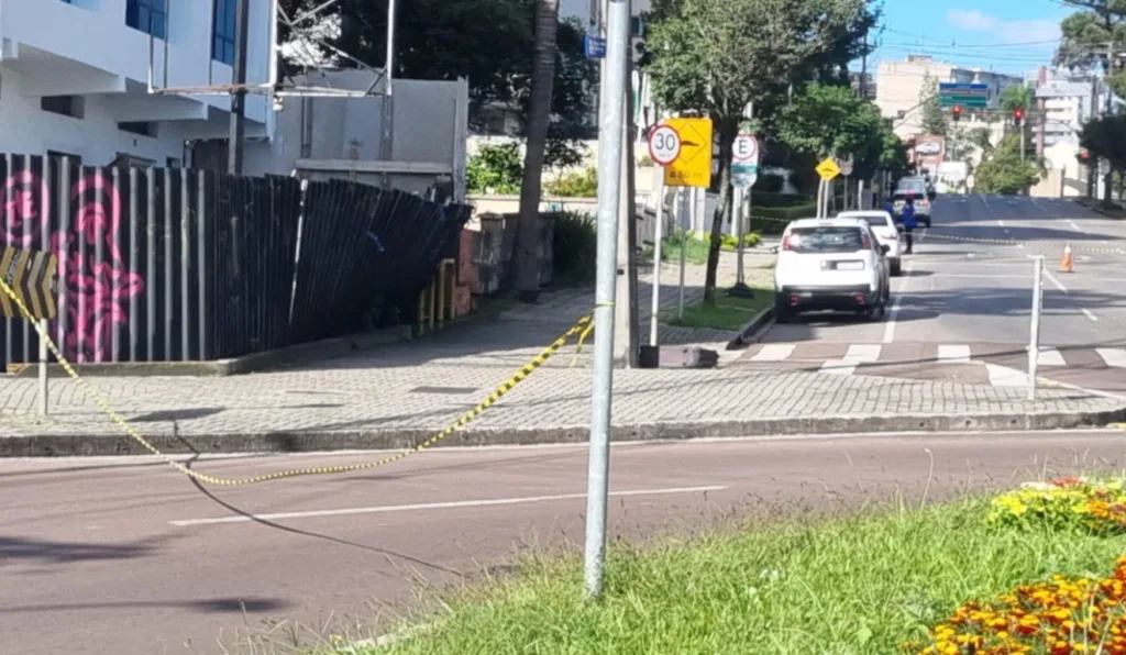 Mala abandonada em calçada no Centro Cívico. Ela pode ter bomba dentro
