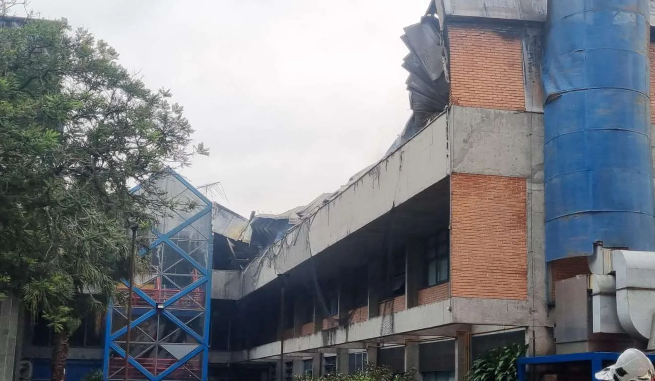 Bloco azul é a sede do Teatro Tuca, onde o fogo começou
