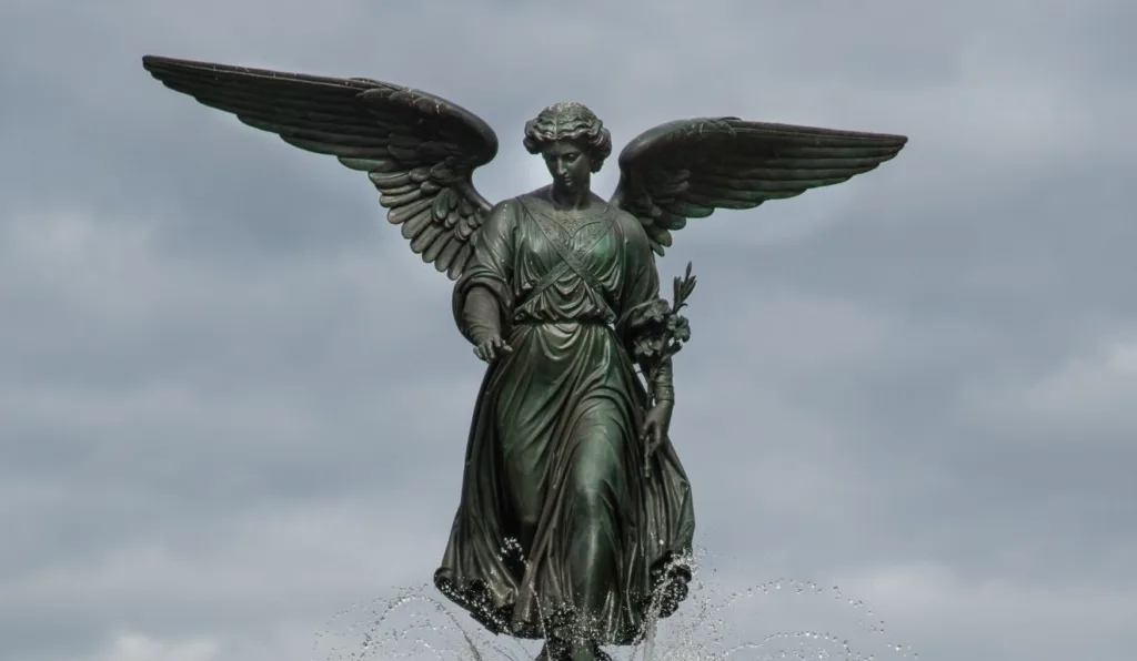 estátua do arcanjo miguel