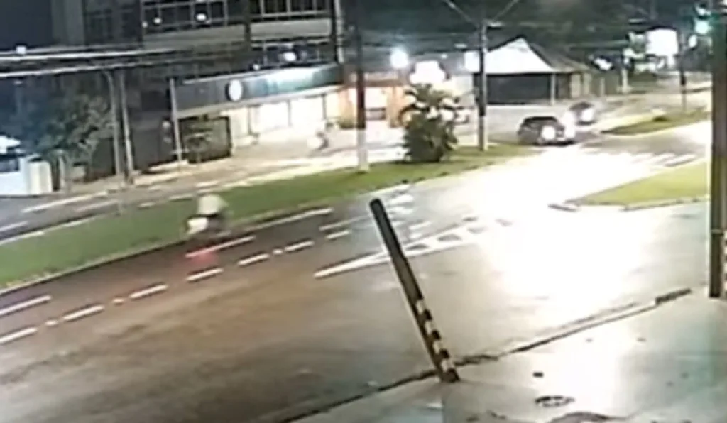 imagem de uma câmera de segurança que mostra um acidente que matou uma motociclista