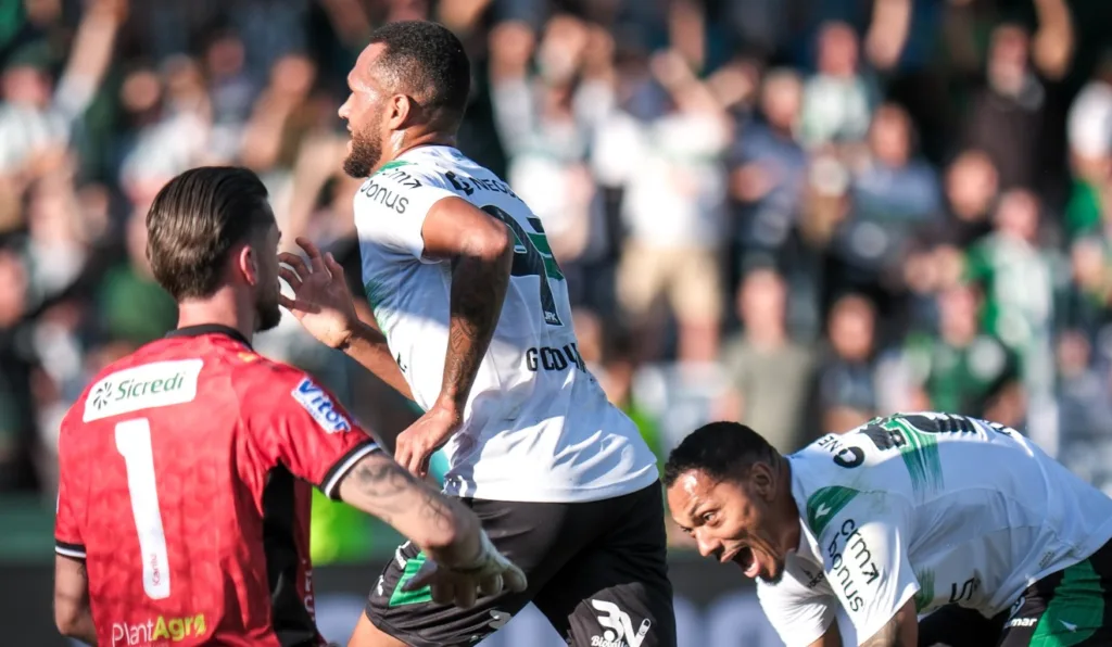 Gustavo Coutinho comemora gol do Coritiba