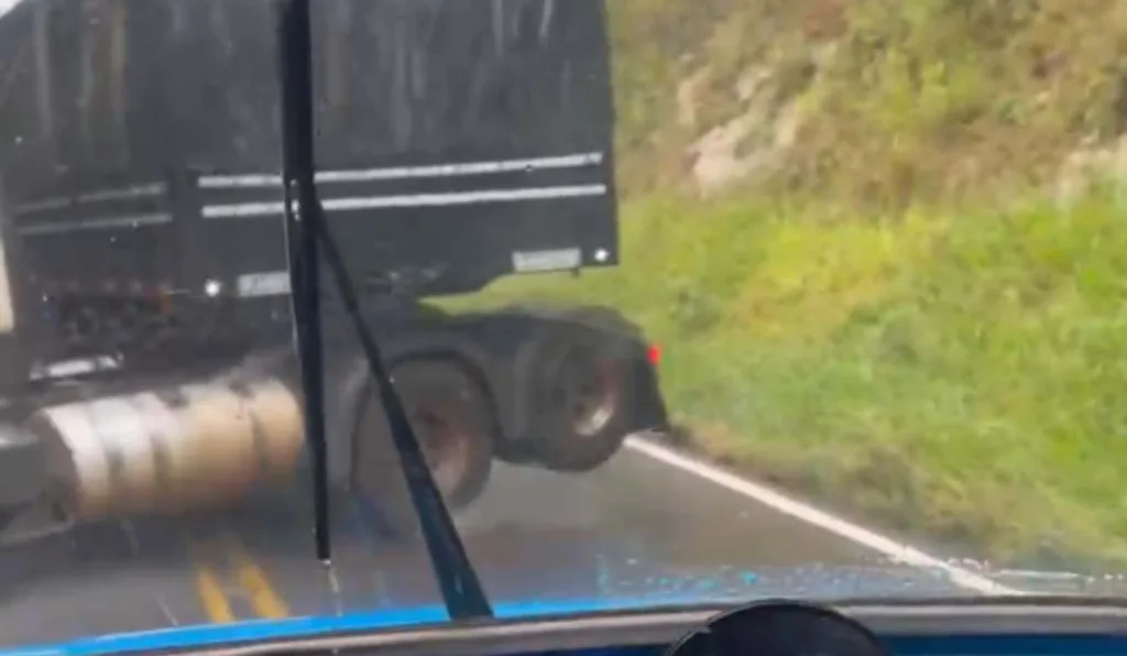 Caminhão quase batendo em outro