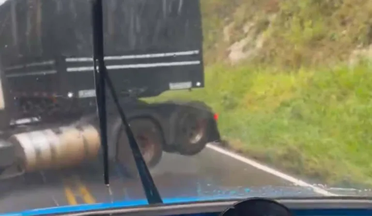 Caminhão quase batendo em outro