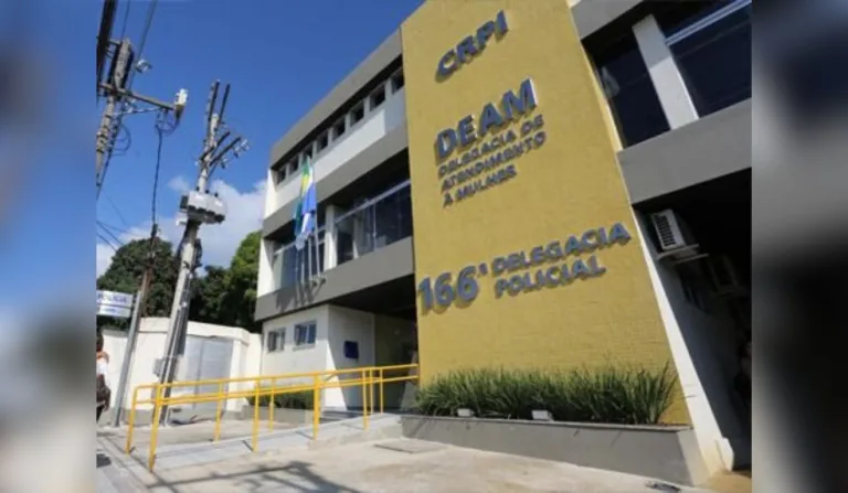 Delegacia da PCERJ no Rio de Janeiro, responsável por investigar o caso do homem que furtou o carro e cerveja da namorada morta