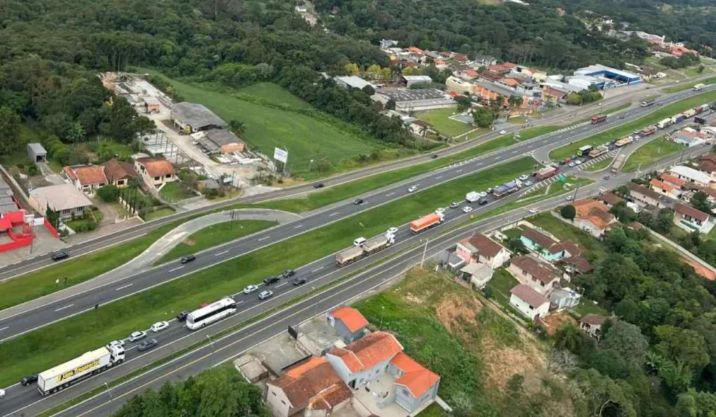 Imagem mostra fila na BR-277, sentido norte do Paraná (