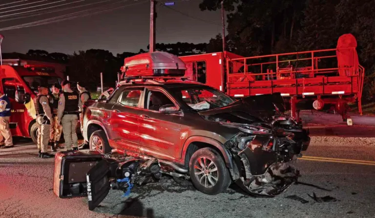 Moto embaixo de caminhonete