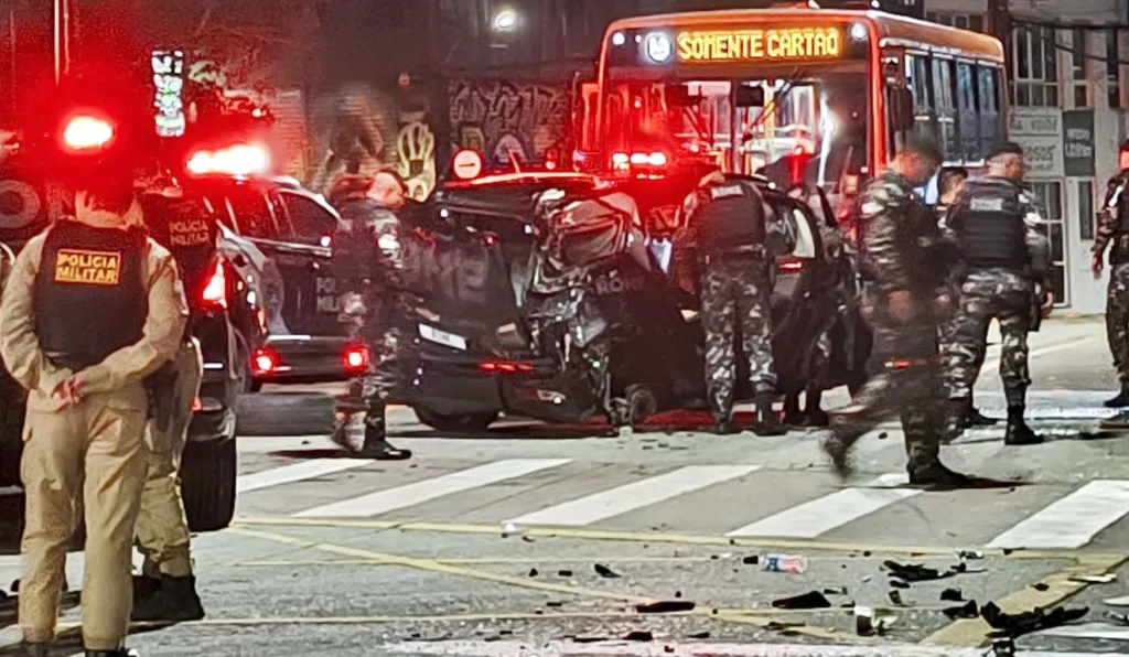 viatura da Rone capota após acidente com táxi no Centro de Curitiba