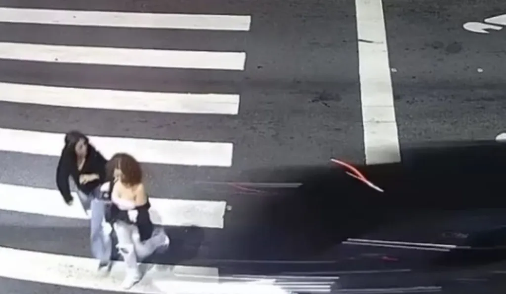 momento em que jovens são atropeladas