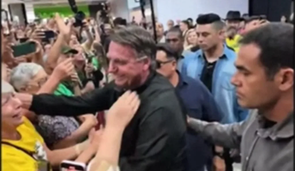 Jair Bolsonaro é recebido por multidão no aeroporto de São José dos Pinhais