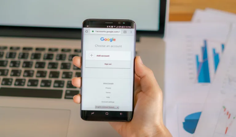 Google aberto em celular na mão de homem.