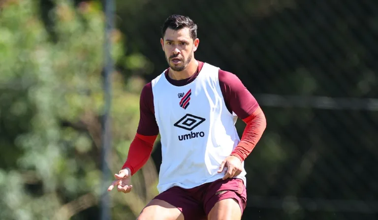 Meia Giuliano em treino do Athletico