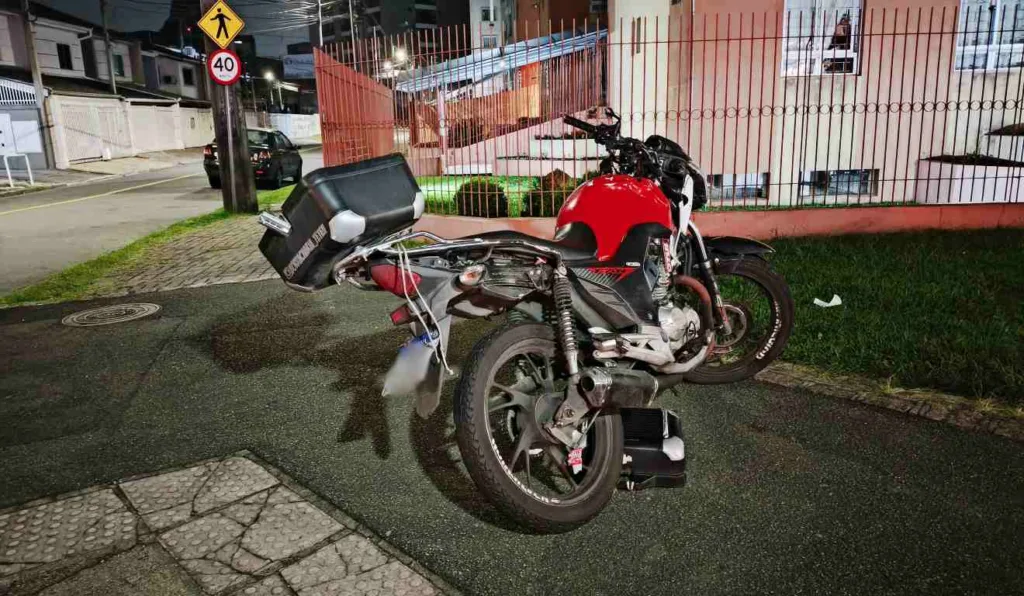 Motocicleta foi apreendida pela Polícia Militar 