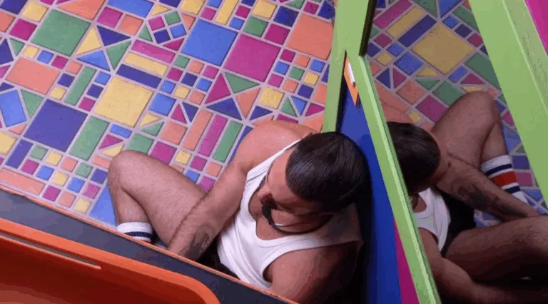 Diego Hypólito se tranca na despensa (Imagem: Reprodução)