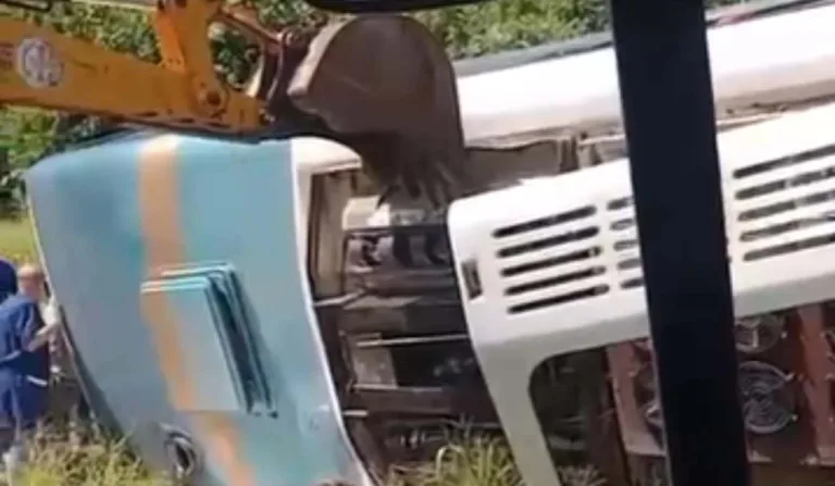 Ônibus tombado