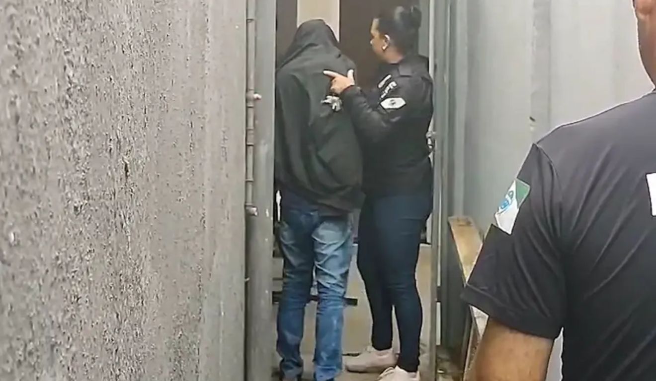 Momento em que marido que manteve a esposa em cárcere privado é preso em Itaperuçu