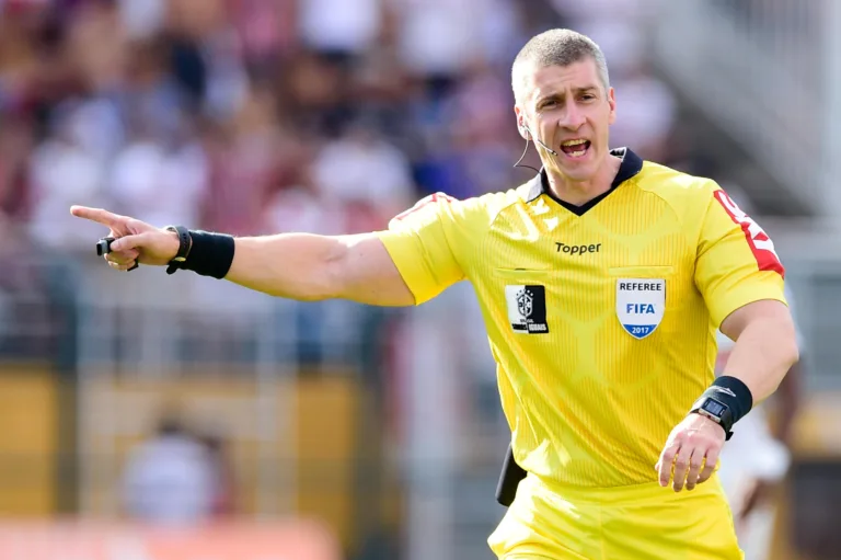 Anderson Daronco é um dos principais árbitros brasileiros da atualidade (Foto: Fernando Dantas/Gazeta Press)