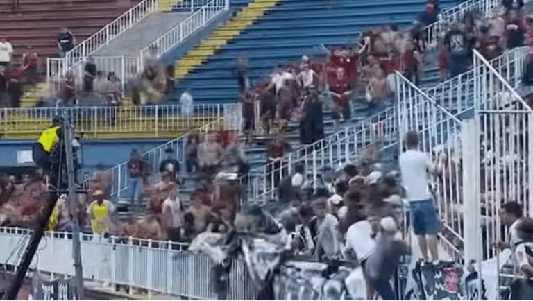 Briga entre torcedores que aconteceu em 2013. (Foto: Reprodução/ Youtube)