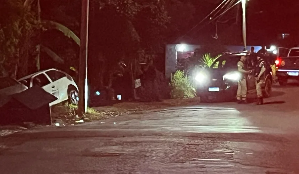 foto de um carro batido após suspeito fugir da polícia e iniciar perseguição