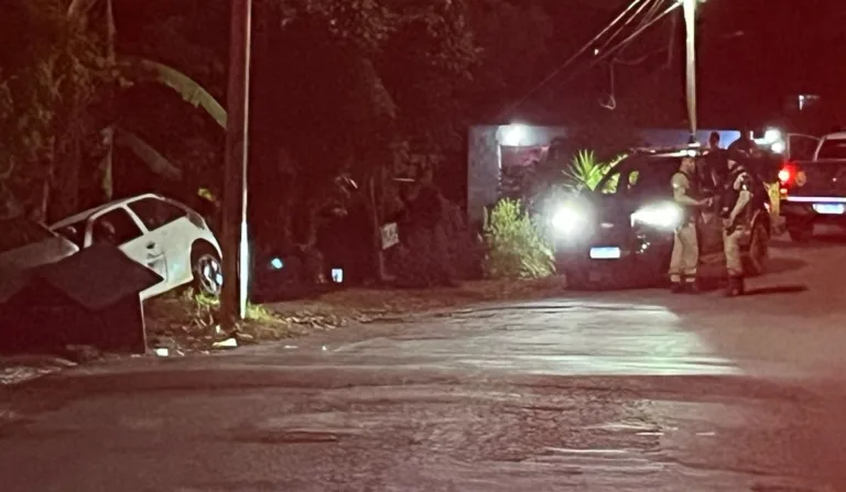 foto de um carro batido após suspeito fugir da polícia e iniciar perseguição
