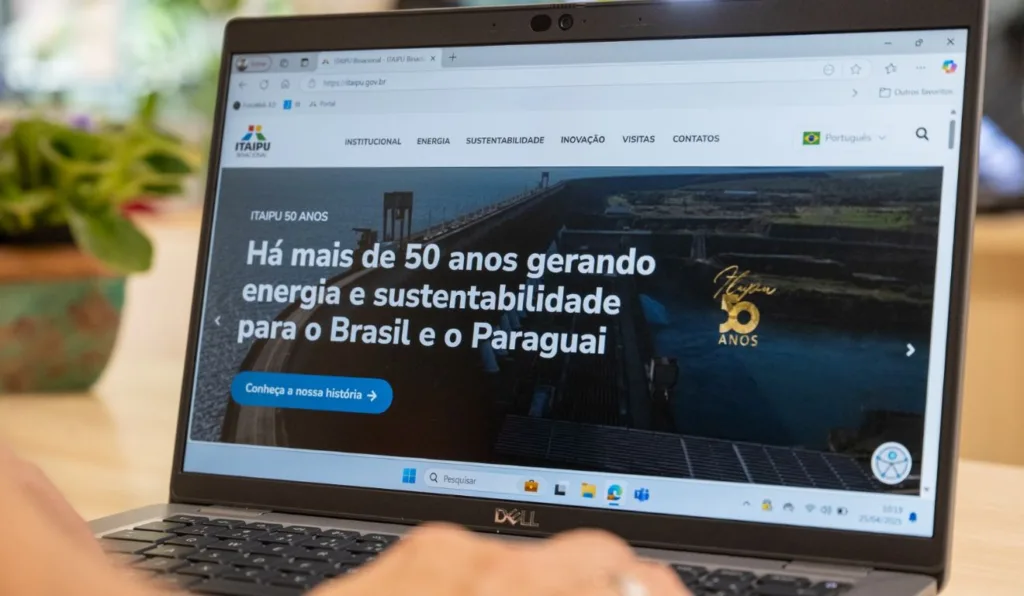 pessoa acessando o novo portal da itaipu em português