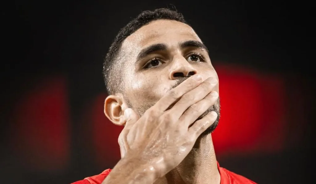 Athletico sofre, mas vence Criciúma e lidera a Série B