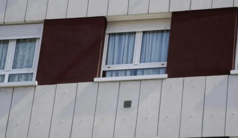 janela da qual mãe e filha cairam