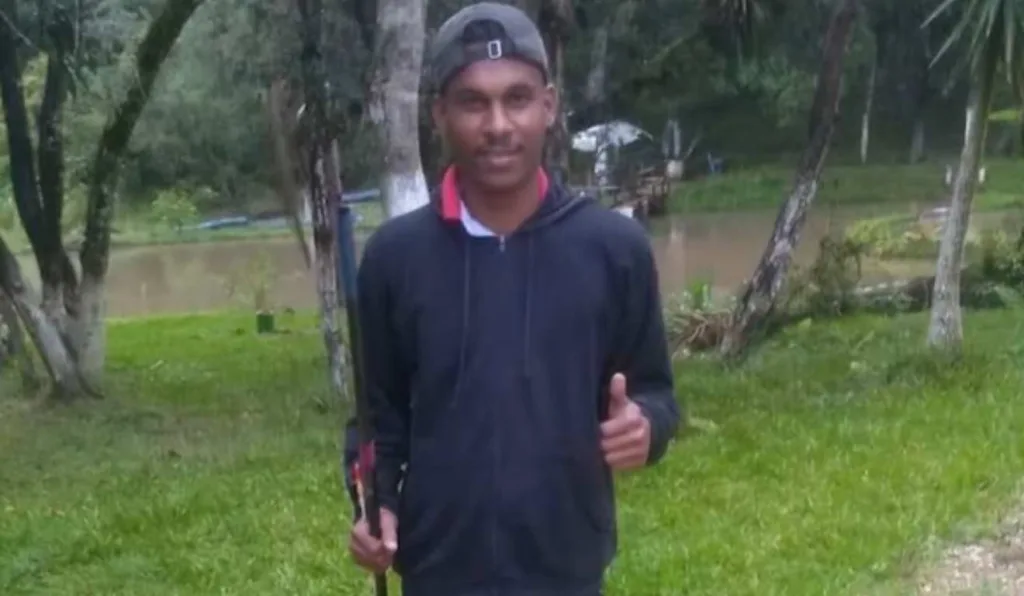 Homem fazendo joia em foto