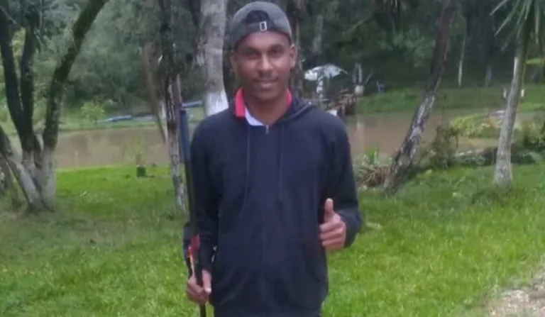 Homem fazendo joia em foto