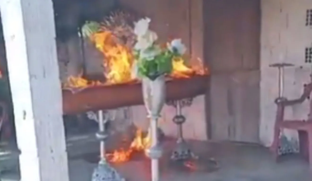 Caixão com corpo dentro é incendiado em velório; veja vídeo