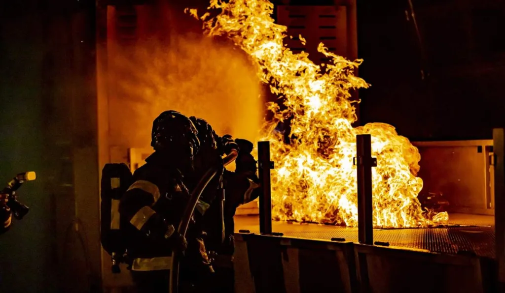 Bombeiro apagando incêndio