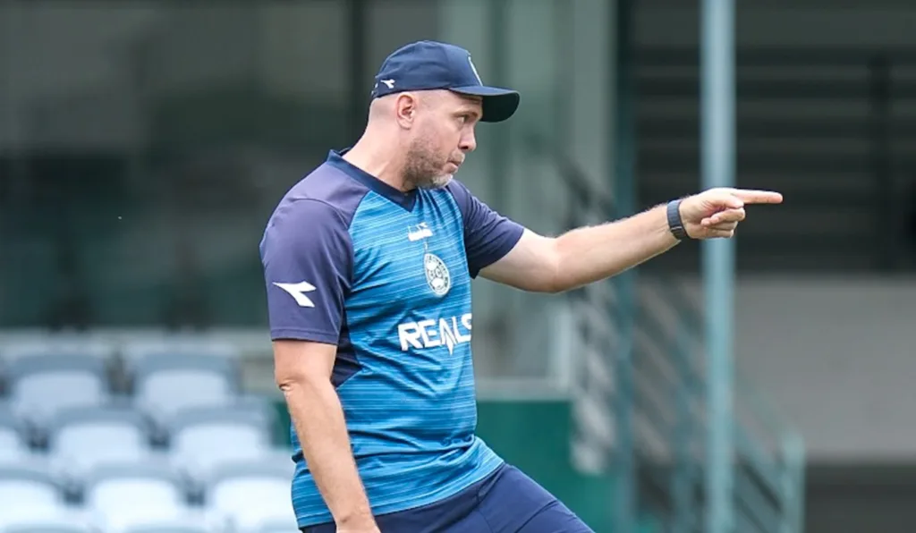 Mozart comanda treino do Coritiba no Couto Pereira