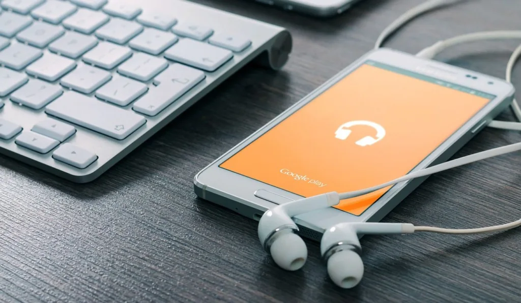 foto de um celular com um fone de ouvido 