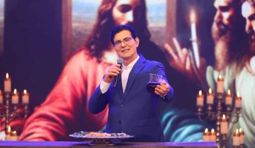 Padre Reginaldo Manzotti com imagem de Jesus ao fundo