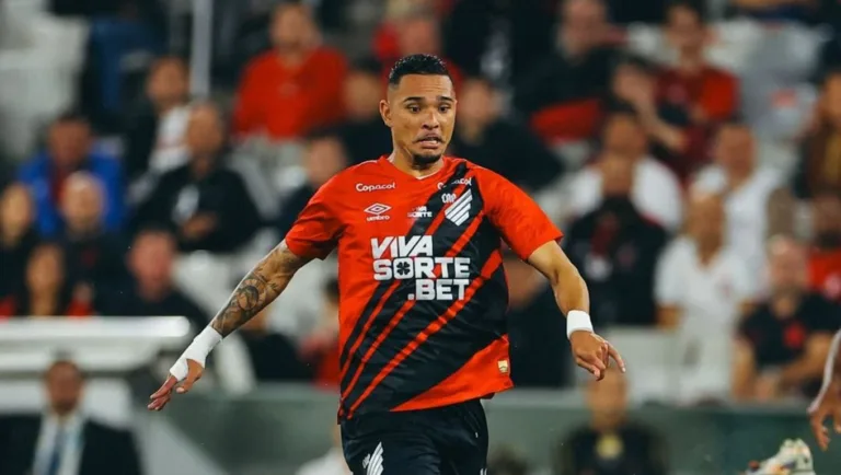 Atacante conta com o apoio da torcida para voltar a boa fase. (Foto: Reprodução/ Instagram)