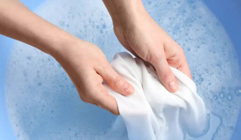 lavando roupa branca com mancha de mofo