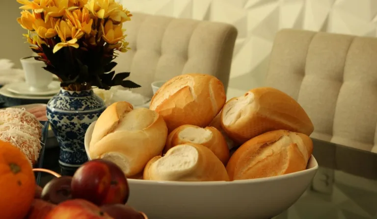 Pão francês em prato