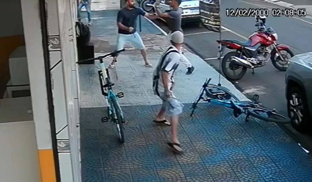 Empresário (de bermuda) foi atacado por dois rapazes em frente ao comércio de celulares, em Sarandi 