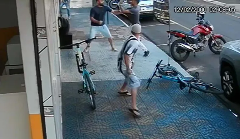 Empresário (de bermuda) foi atacado por dois rapazes em frente ao comércio de celulares, em Sarandi