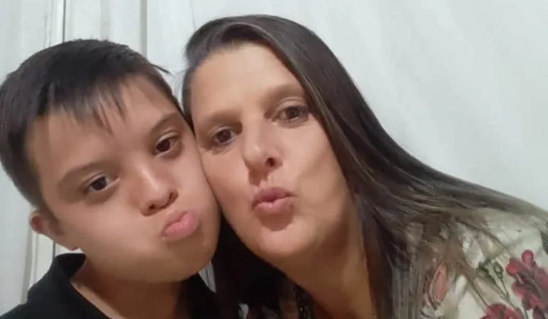 Mãe e filho morreram após carro ser atingido durante conversão