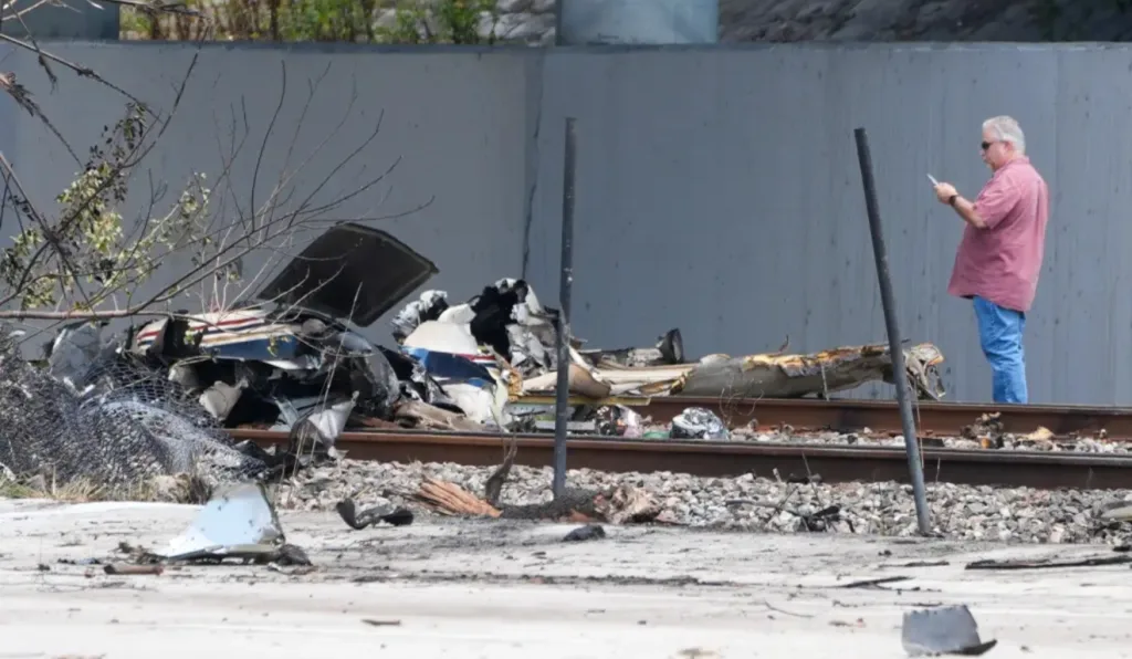 Três mortos após avião cair e virar bola de fogo em rua movimentada da Flórida