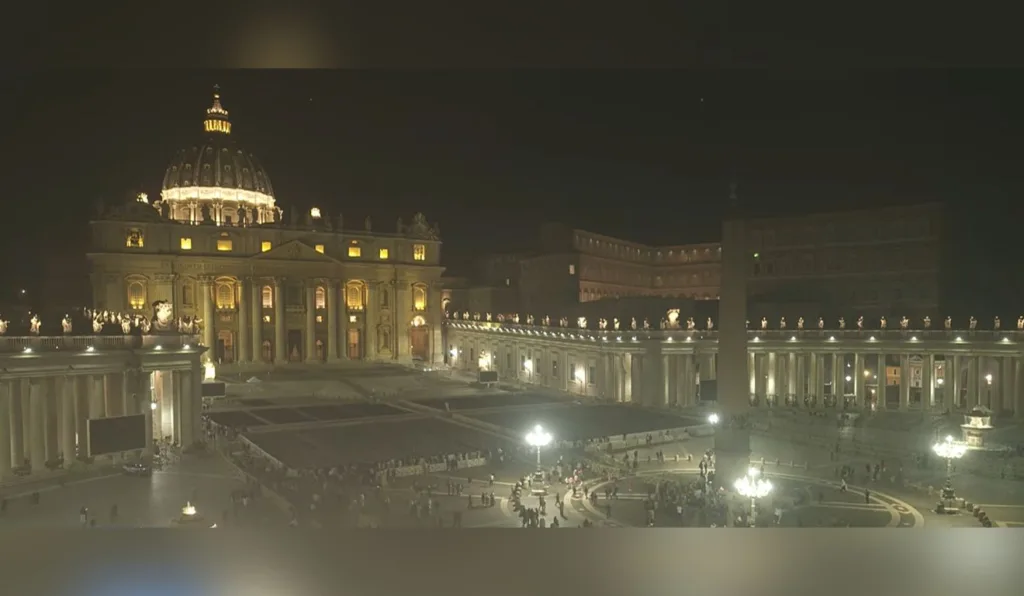 Fieis se despedem do papa Francisco no Vaticano