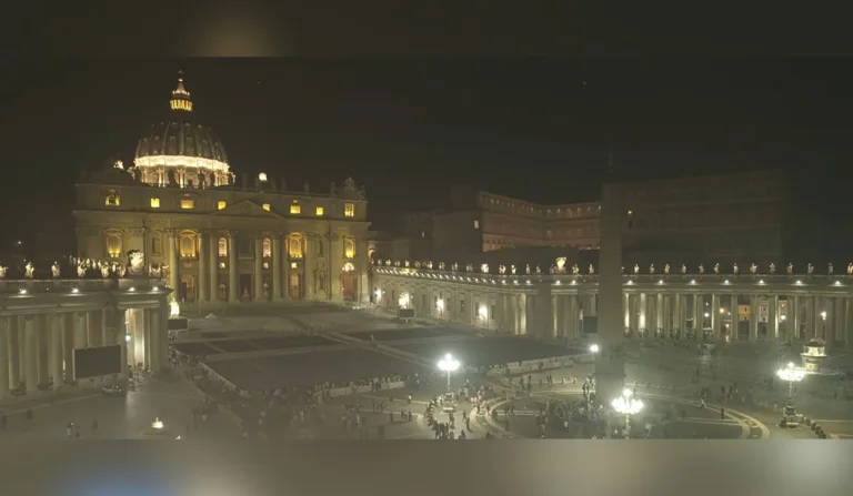 Fieis se despedem do papa Francisco no Vaticano