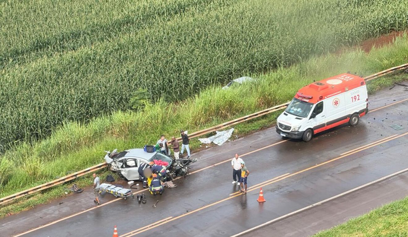Adolescente é retirado do carro do pai após batida contra caminhão no Paraná