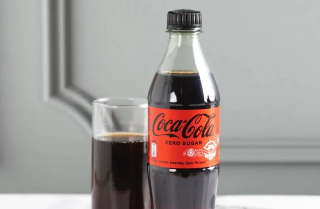 Sim, a Coca-Cola Zero contém ácido fosfórico (H3PO4), um acidulante que também está presente em outros refrigerantes