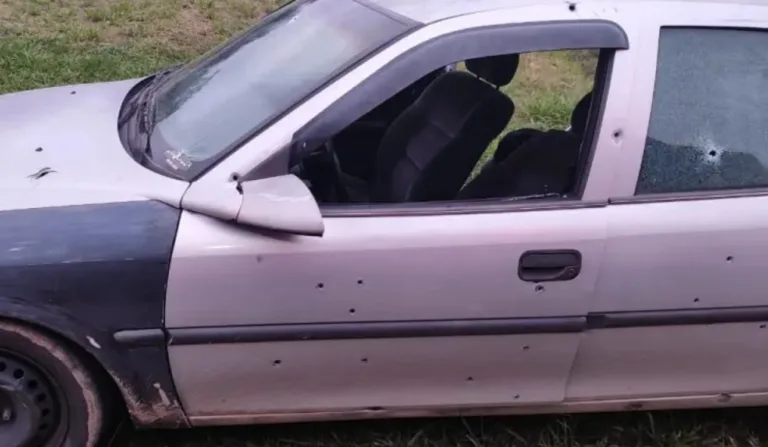 carro de ex-policial baleado em Bateias com dezenas de marcas de tiro