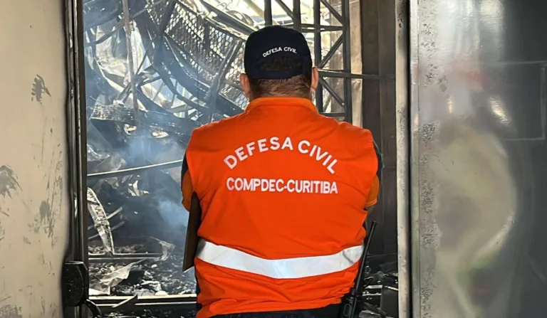 Defesa Civil esteve no local do incêndio, na PUC-PR