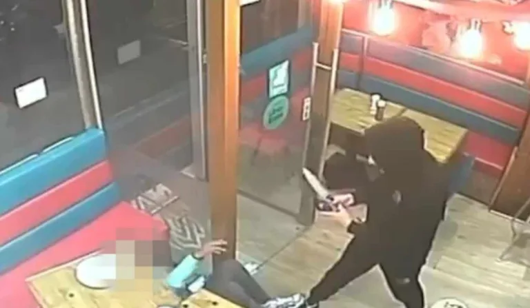 Homem com faca na mão atacando outro homem, que está no chão