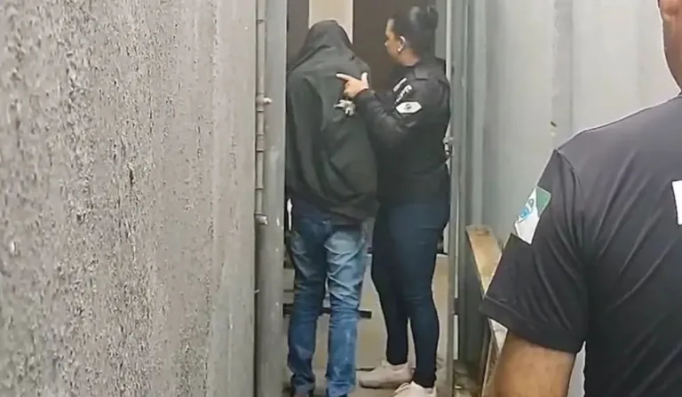 Momento em que marido que manteve a esposa em cárcere privado é preso em Itaperuçu