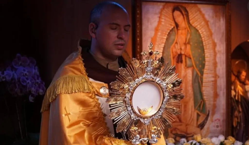 Frei Gilson ao vivo hoje (10/04/25): onde assistir Santo Rosário