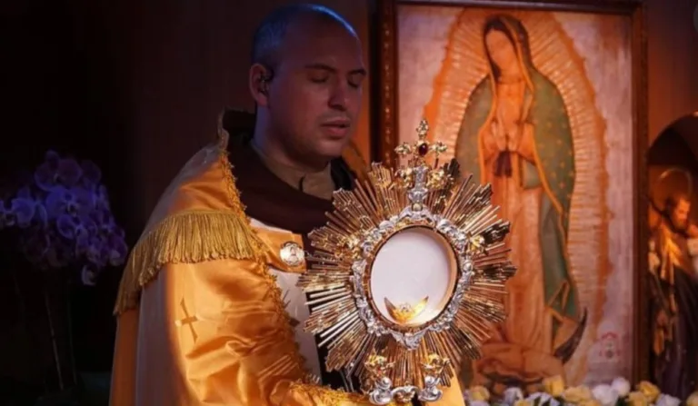 frei gilson segurando o sacrário